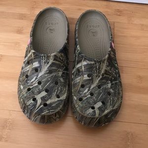Camo crocs!